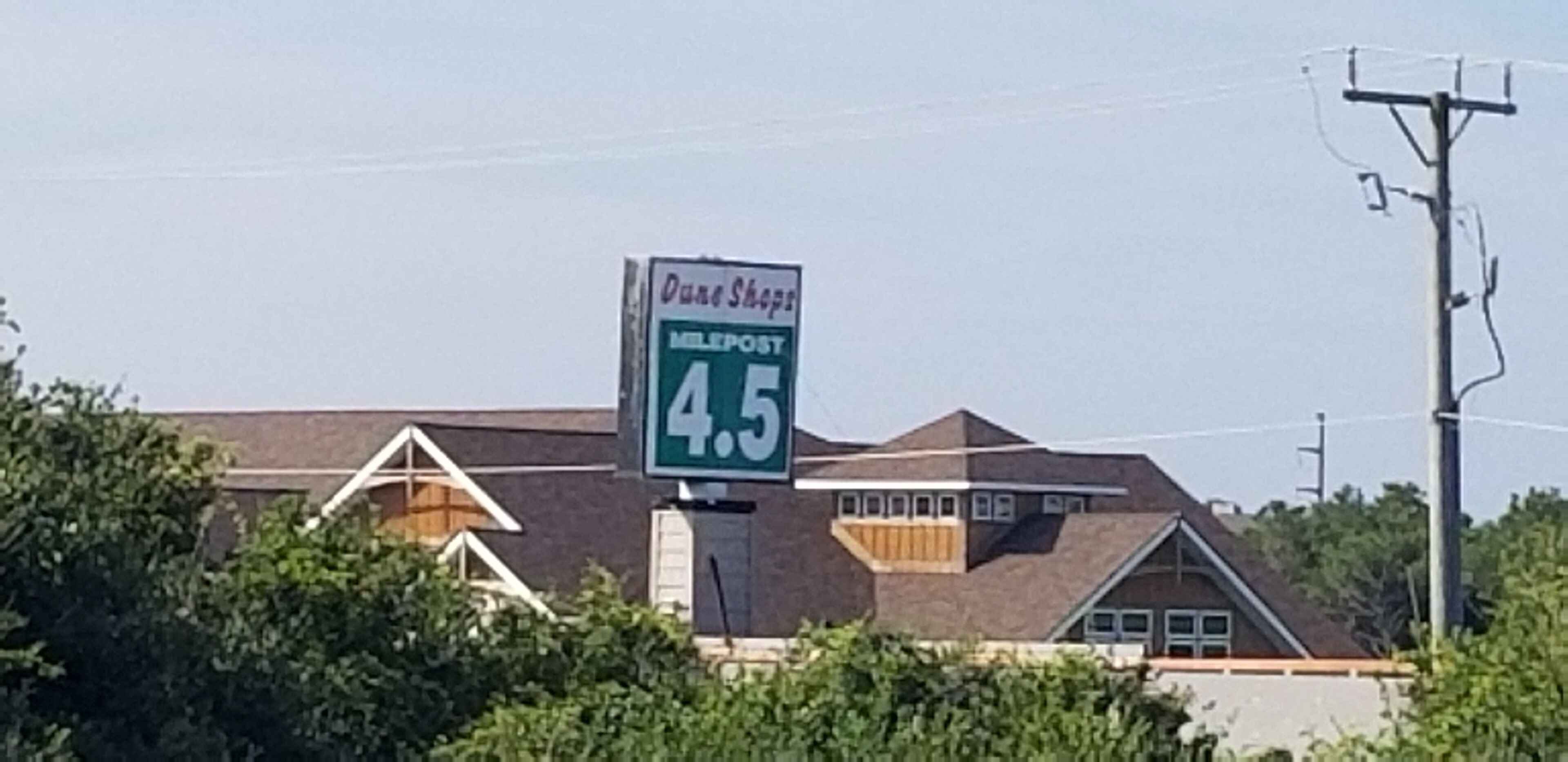 Un edificio con un letrero que dice 'Dune Shops 4.5 Milepost'.