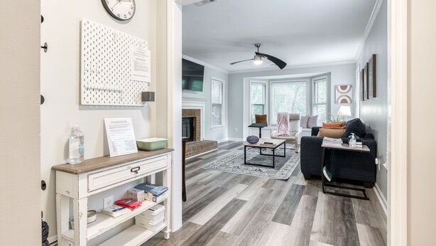 A modern living room with a fireplace, a coffee table, and a sofa. There is a white console table with drawers and shelves. - Relaxing Home close the Battery/Mins to Everything (Smyrna)