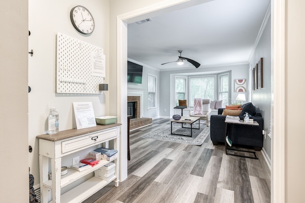 Una Smart TV, una chimenea, una impresora