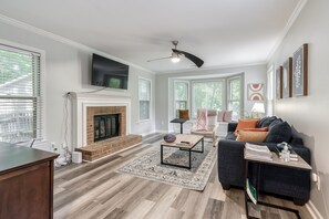 Smart TV, fireplace, printers - Relaxing Home close the Battery/Mins to Everything (Smyrna)