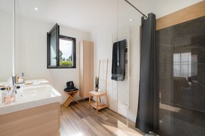 Douche, sèche-cheveux, serviettes fournies, savon