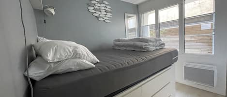 2 bedrooms, iron/ironing board, WiFi