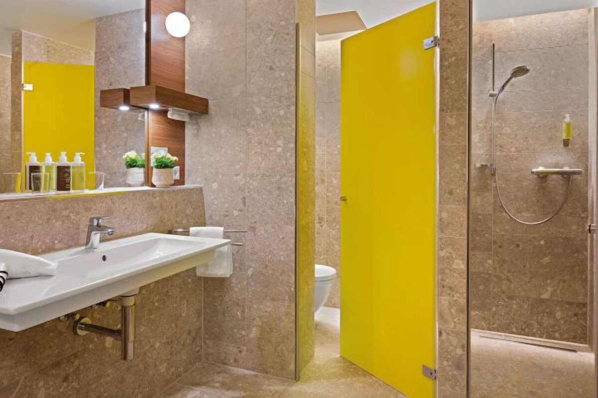 Shower, hair dryer, heated floors (bathroom), towels