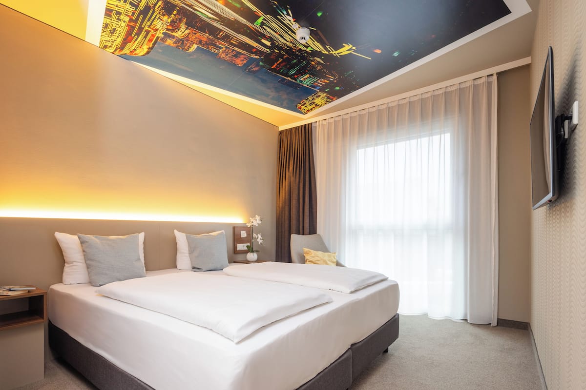 1 bedroom, hypo-allergenic bedding, desk, laptop workspace
