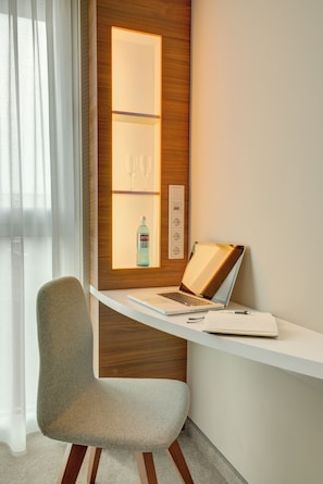 Hypo-allergenic bedding, desk, laptop workspace, blackout drapes - Hey Lou Hotel Monheim am Rhein (Monheim)