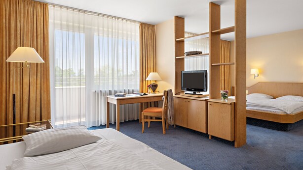 Standard Triple Room | Desk, free WiFi - Styles Hotel Unterföhring (Unterfoehring)