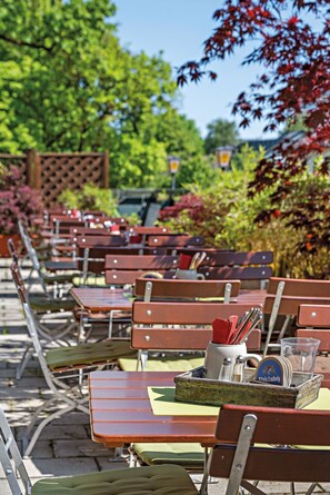 Outdoor dining - Styles Hotel Unterföhring (Unterfoehring)