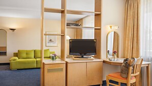 Standard Triple Room | Living area - Styles Hotel Unterföhring (Unterfoehring)
