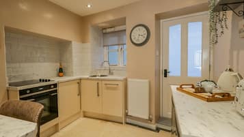Cottage | Private kitchen | Fridge, dishwasher, electric kettle, toaster