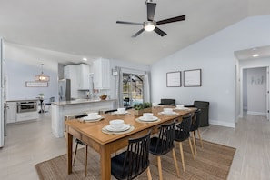 Dining - Sunny 4-Bed Cape Coral Home with Heated Pool – Pelican Neighborhood Retreat (Cape Coral)