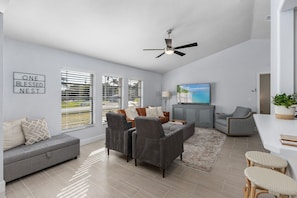 Smart TV - Sunny 4-Bed Cape Coral Home with Heated Pool – Pelican Neighborhood Retreat (Cape Coral)