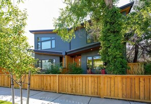 Exterior - Bluebird Day - Cascade Modern (Bend)