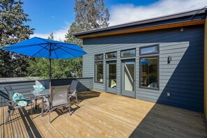 Outdoor dining - Bluebird Day - Cascade Modern (Bend)