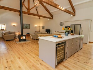 Een koelkast, een vaatwasser, een waterkoker, een broodrooster