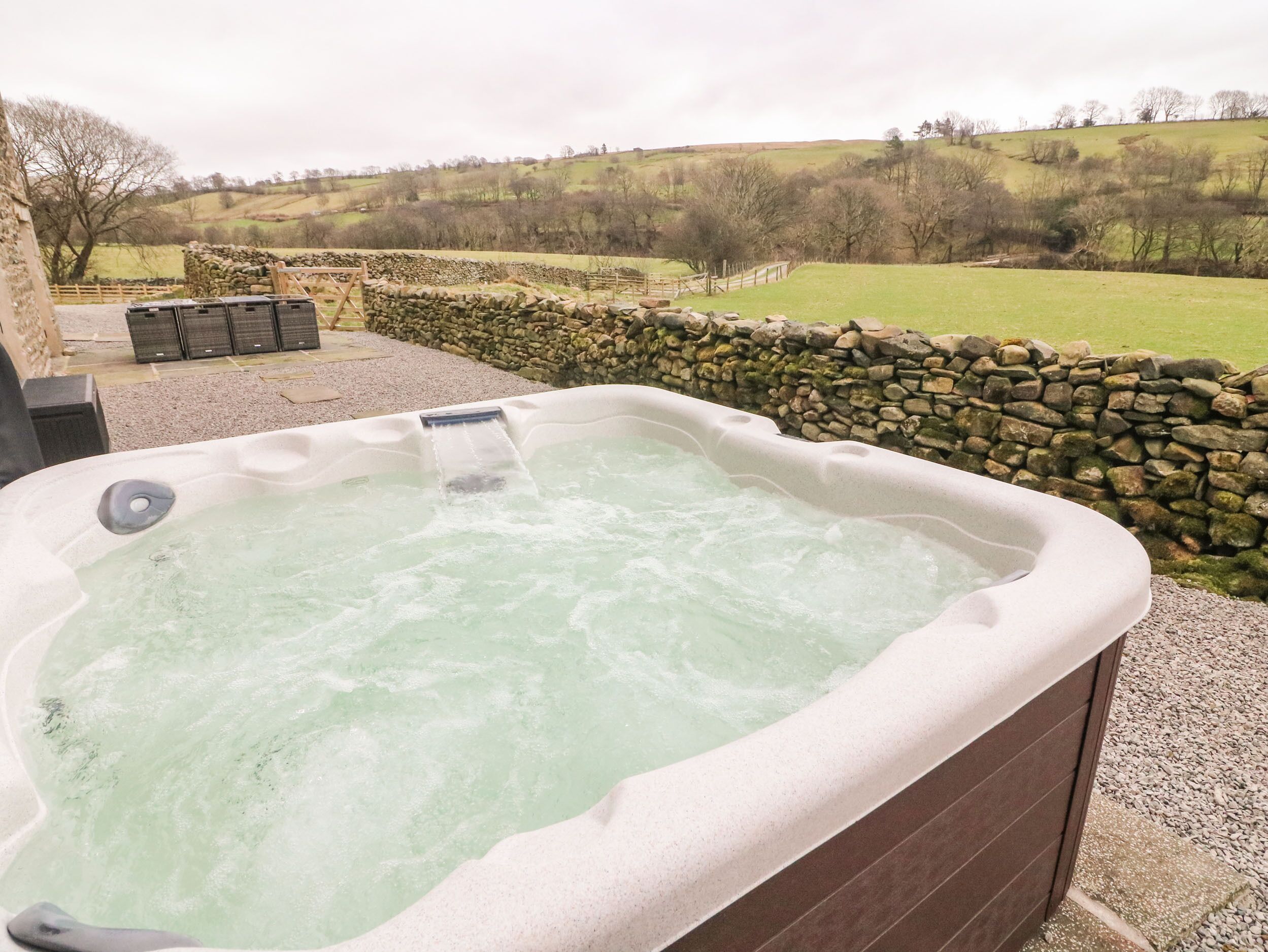 Cottage | Outdoor spa tub