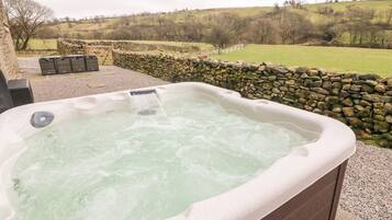 Cottage | Outdoor spa tub