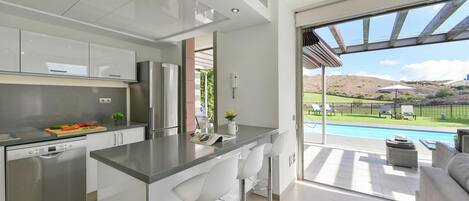 Microondas, lavavajillas, tostadora y comedor