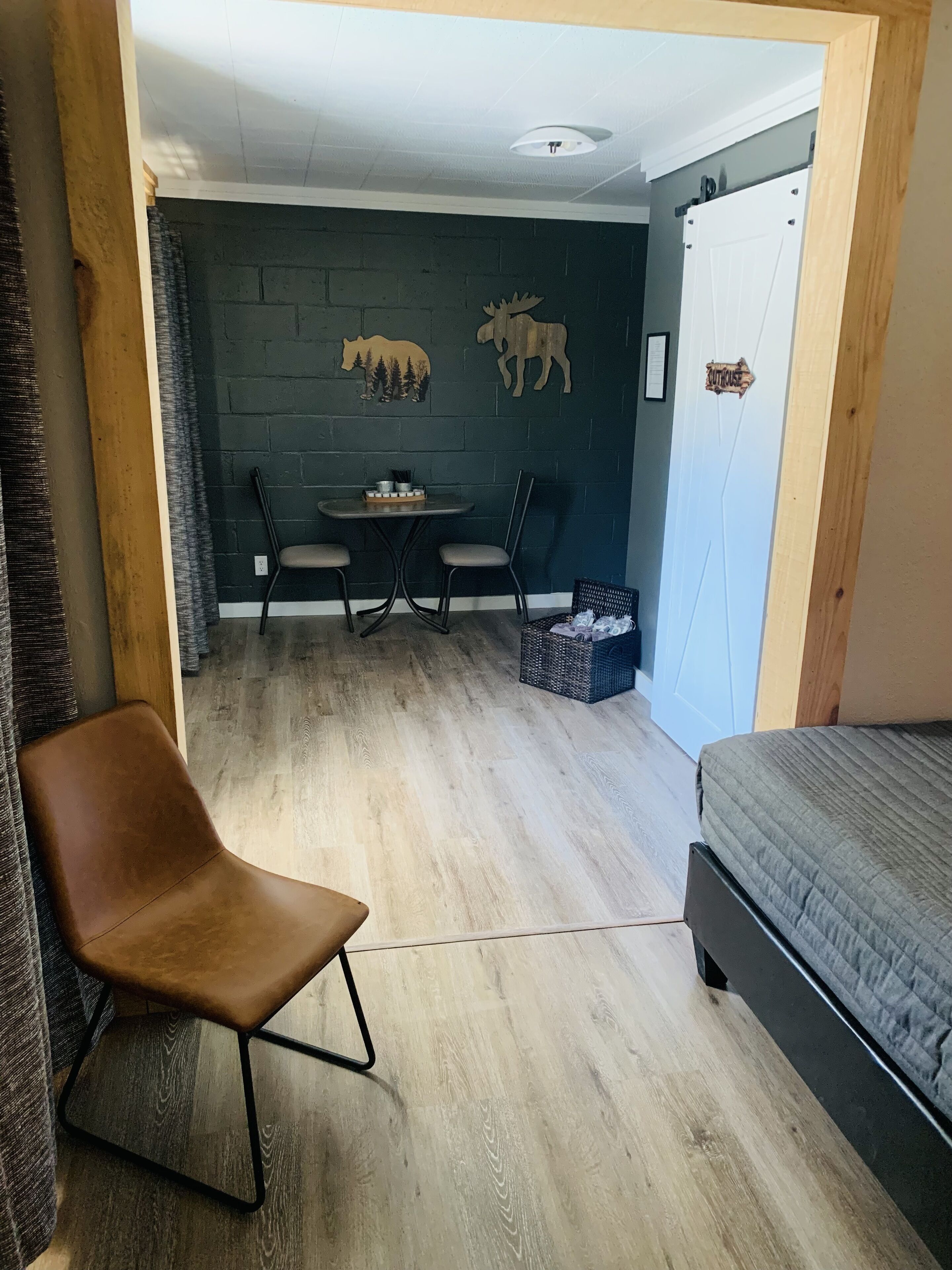 The Woodlands Suite is a cozy, and relaxing suite just 2 minutes from the lake.. in Mead, United States