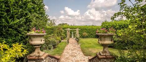 المنطقة المحيطة بالمنشأة