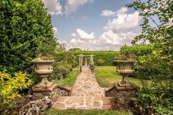 المنطقة المحيطة بالمنشأة