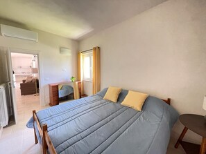 4 habitaciones, tabla de planchar con plancha, wifi y ropa de cama
