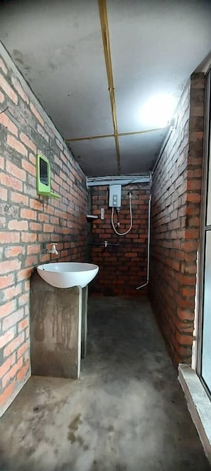 Habitación triple, baño privado | Ropa de cama