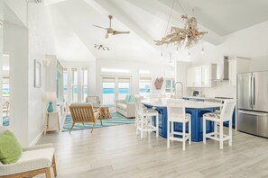 3 Bedroom, 3 Bath Oceanfront Penthouse with Kitchen and Balcony | 専用キッチン | コーヒー / ティーメーカー、環境にやさしい洗剤