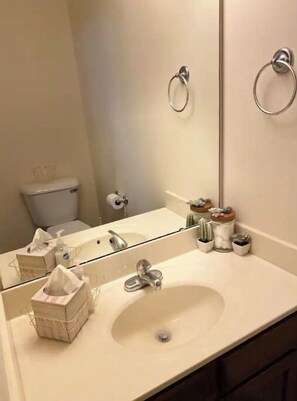 Douche, serviettes fournies, savon, shampoing