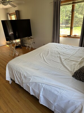 3 bedrooms, iron/ironing board, free WiFi, bed sheets