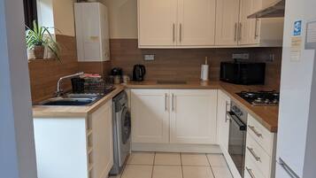 Cottage | Private kitchen | Fridge, electric kettle, toaster, cookware/dishes/utensils