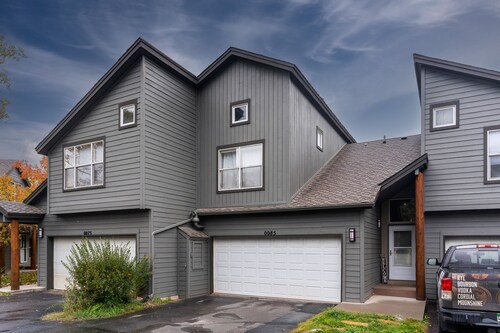 Beautiful downtown townhouse with patio, grill, firepit, fireplace, washer/dryer