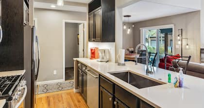 Beautiful downtown townhouse with patio, grill, firepit, fireplace, washer/dryer