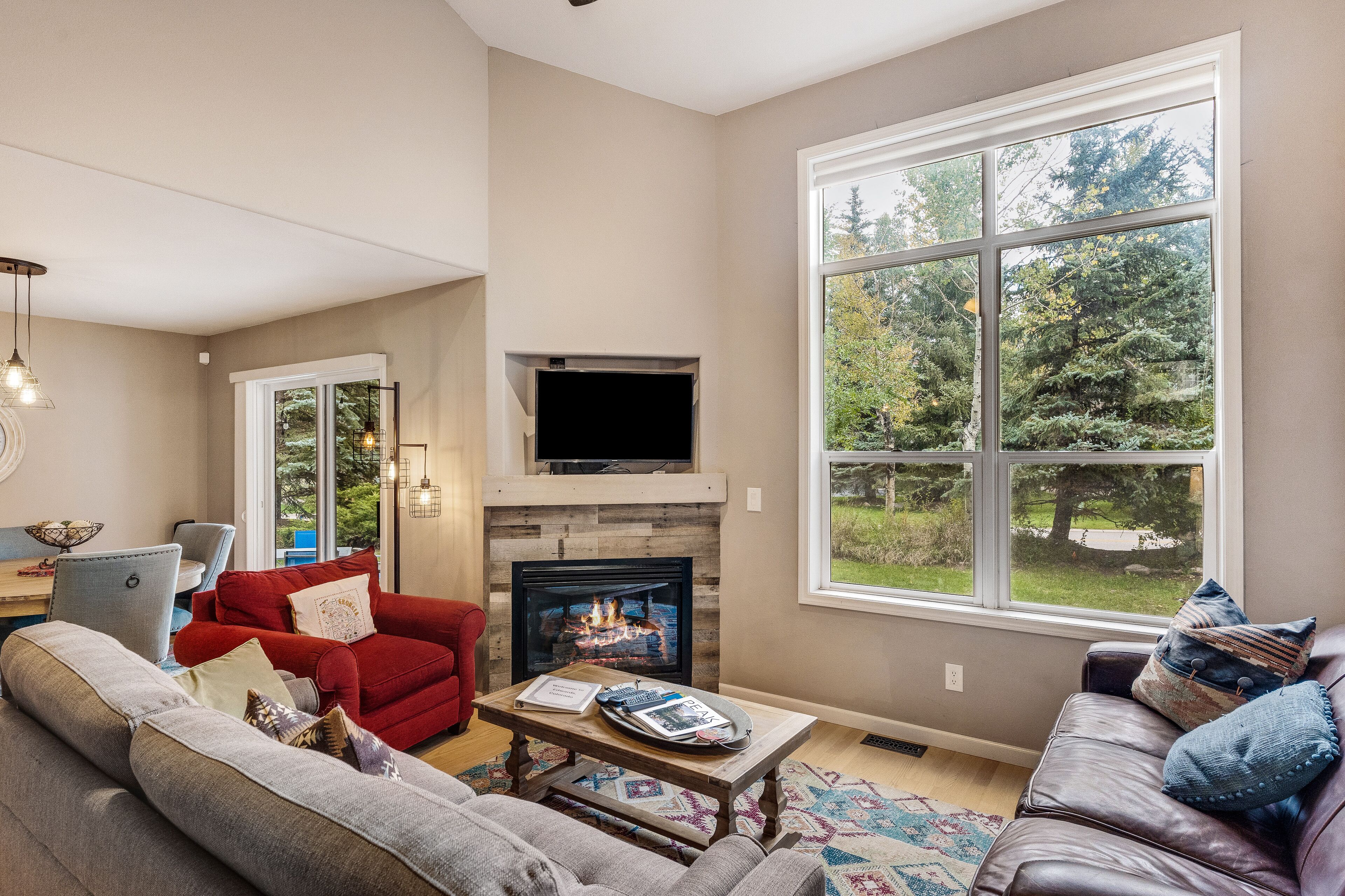 Beautiful downtown townhouse with patio, grill, firepit, fireplace, washer/dryer