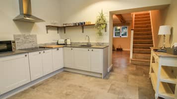 Cottage | Cucina privata | Frigorifero, lavastoviglie, bollitore elettrico, tostapane