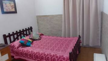 Habitación básica con 1 cama matrimonial o 2 individuales | Cuna de viaje y wifi gratis