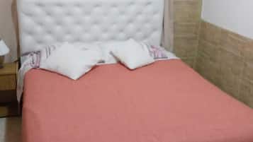Quarto casal ou duplo básico | Berço de viagem, Wi-Fi de cortesia