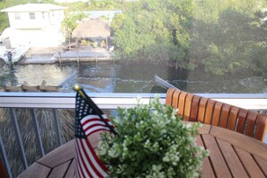 Outdoor dining - Spacious 3 bedroom home in Plantation key with 30 foot dock (Tavernier)