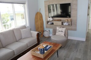 Smart TV - Spacious 3 bedroom home in Plantation key with 30 foot dock (Tavernier)
