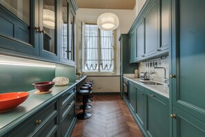 Kühlschrank, Mikrowelle, Ofen, Geschirrspüler