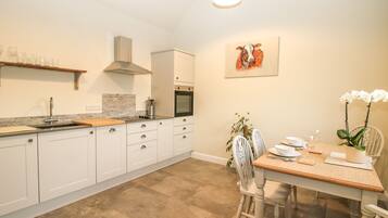 Cottage | Private kitchen | Fridge, dishwasher, electric kettle, toaster
