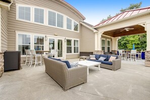 Outdoor dining - Bishops Landing townhome with private washer/dryer, shared pool, tennis, gym (Millville)