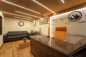 Reception - Treebo Iceberg 700Meters From Venna Lake (Mahabaleshwar)