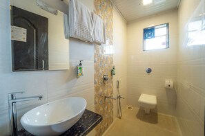 Amenidades de baño gratuitas, toallas, jabón, shampoo 