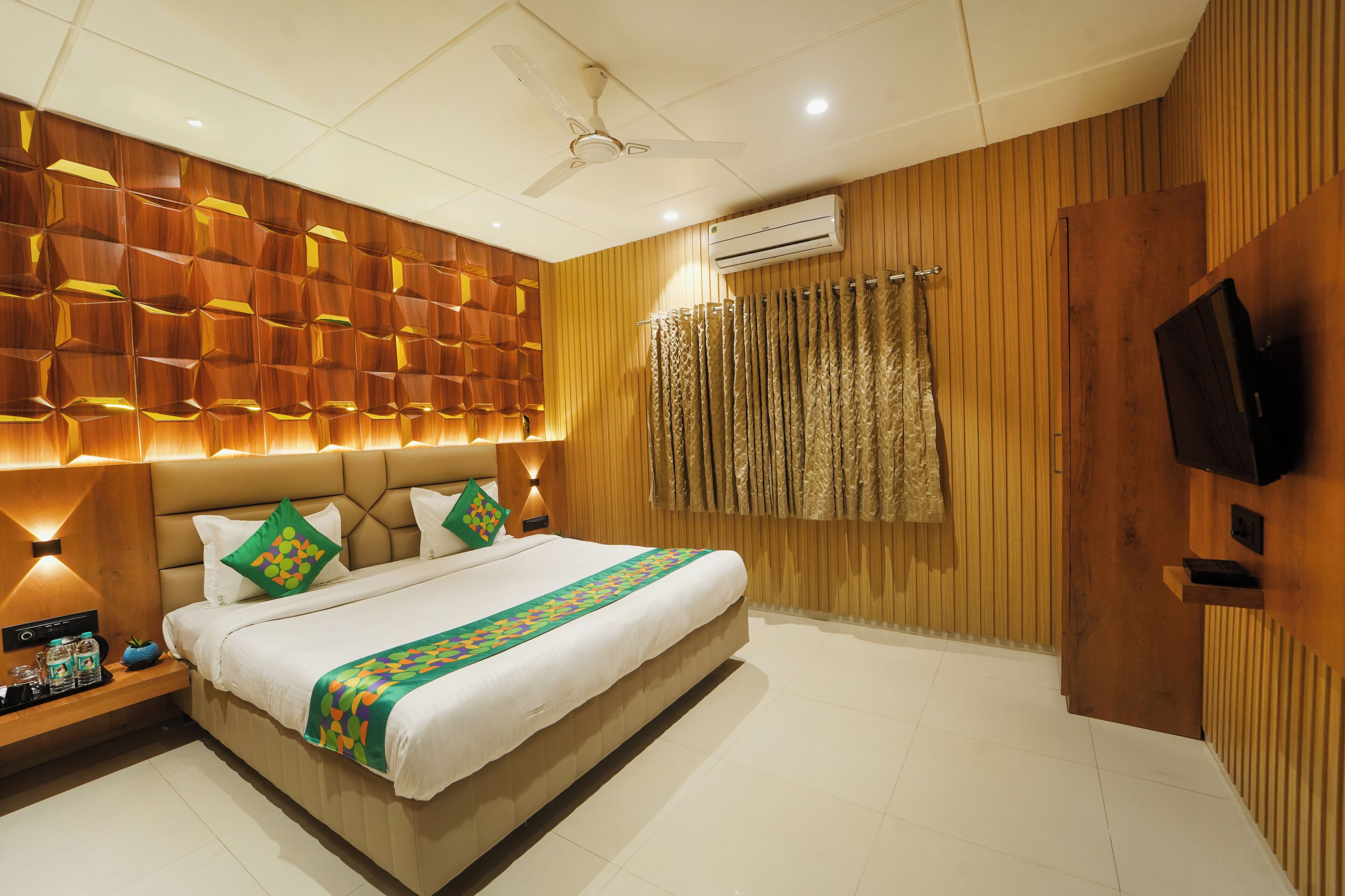 Economy Room | Iron/ironing board