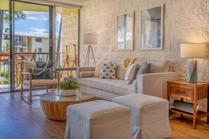 TV, lettore DVD, libri, impianto stereo