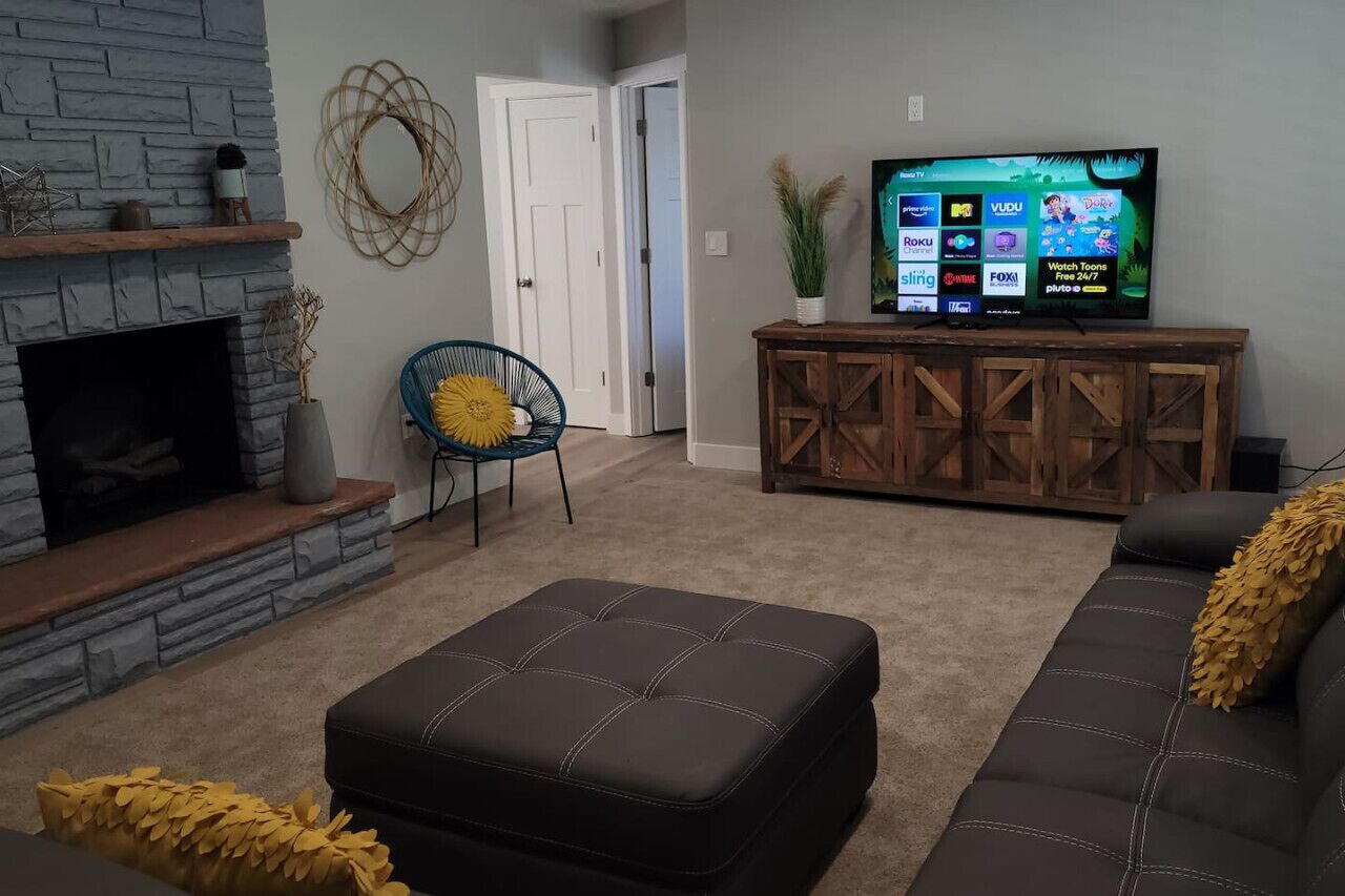 TV, fireplace