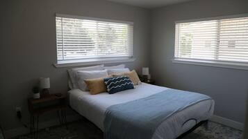 4 bedrooms, desk, WiFi