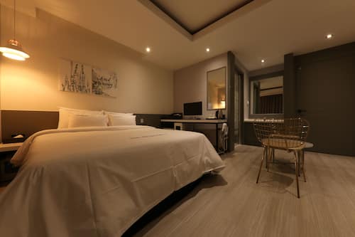 Business Room | Individually decorated, individually furnished, desk, free WiFi