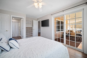 9 Schlafzimmer, Schreibtisch, Bügeleisen/Bügelbrett, Reisekinderbett