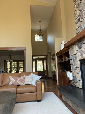 Smart TV, chimenea, libros y estéreo 